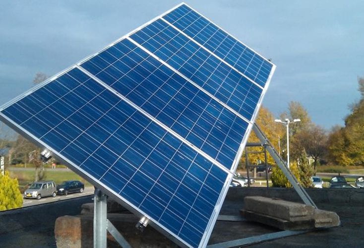 Met de zon meedraaiende panelen geplaatst